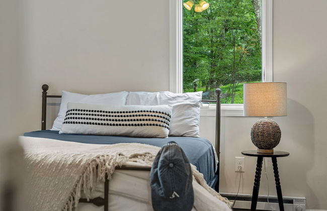 The Evergreen Escape by Avantstay Modern Cabin w Volleyball Court Hot Tub - Foto 35