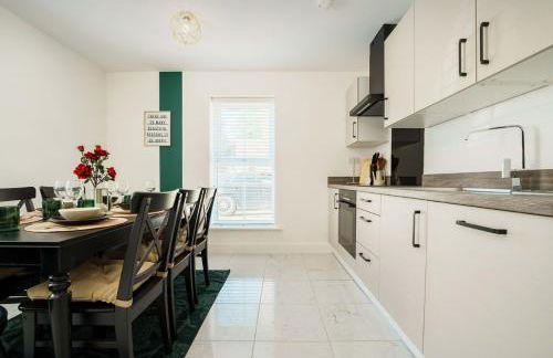 Large 4BR House Leeds, Contractor Friendly - Photo 17