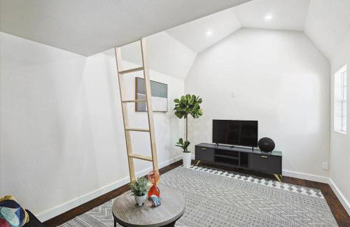 Peaceful and Relaxing Getaway w Beautiful Pool - Photo 39