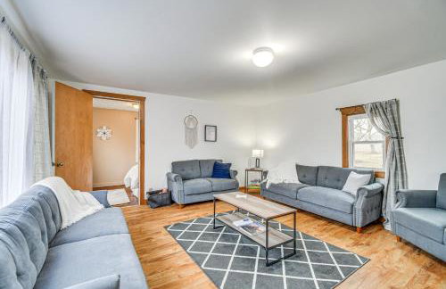 Cozy New York Farmhouse with Porch, Grill and Fire Pit - Foto 1