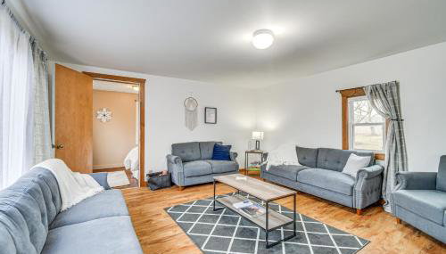 Cozy New York Farmhouse with Porch, Grill and Fire Pit - Foto 1