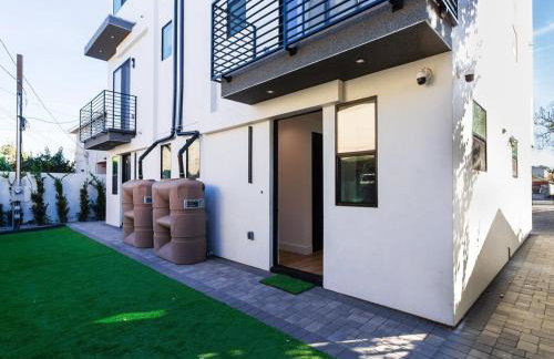 Modern Luxe Retreat 3-Bedroom #3 - Photo 10