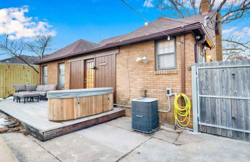 Romantic escape, hot tub, fireplace, massage room! - Foto 44