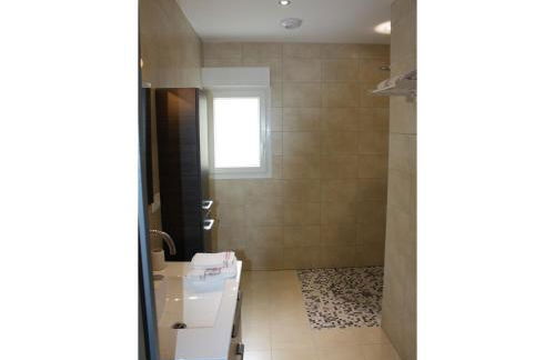 Gîte moderne avec accès indépendant, proche centre-ville et Thermes, terrasse et équipements inclus - FR-1-589-57 - Photo 11