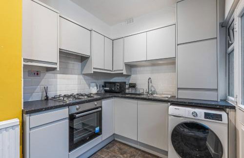 4 Bedroom House in Eccles, Trafford, Manchester - Sleeps 10 - 3 Double Beds - 4 Single Beds - FREE PARKING, Garden & Fast Fibre Wi-Fi - Close to Trafford Centre, MediaCityUK, Salford Quays, and both Old Trafford stadiums - Foto 12