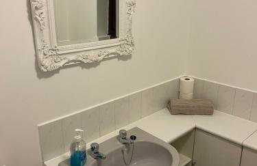 Large, 3 Floors, Quiet, Sleeps 16, 4 Bathrooms, 5 Parking, Semi rural Leicester - Foto 14