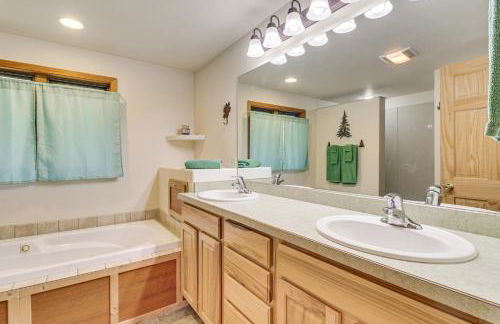 Scenic Forest Lodge Outside Glacier National Park! - Foto 13