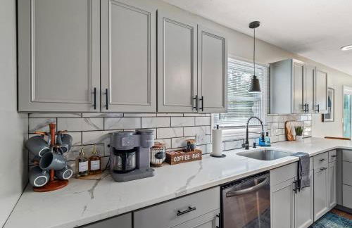 Vermilion Retreat with Game Room, Hot Tub and Across from Community Pool - Foto 16