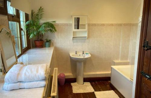 Bryntirion Farmhouse Rooms (with bathroom) - Foto 14