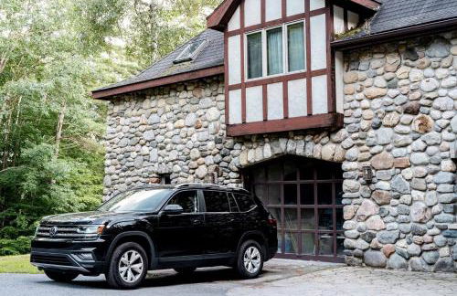 Castle Gatehouse Rental for a Unique Getaway near Bolton Landing, New York - Foto 7