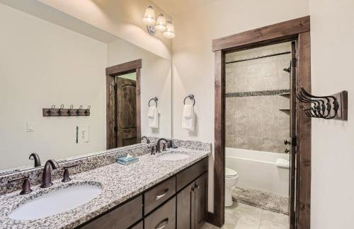 Private Hot Tub, Close to Resorts - Private Hot Tub - Close to PC, Mountain Mansion Family Getaway - Photo 31