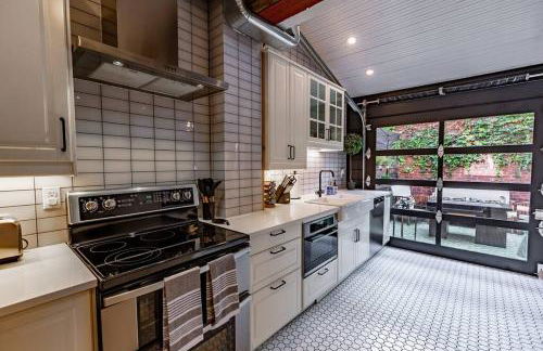 Chic Home with King Bed and Fire Pit - Foto 10