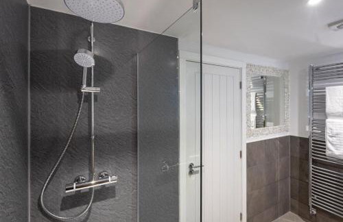 Luxe Detached 3 Bed Luxe House on Exclusive Private Estate Close to Coast Free Hot Tub Sleeps 6 Private Parking for 2 Cars - Photo 61