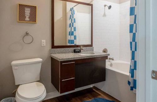 First Floor 2B2B • Pool, Gym, Dog Park • Near DTA - Foto 7