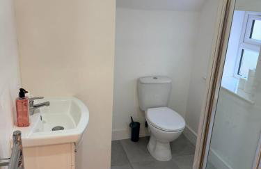 Epsom High Street Apartment 6 - Photo 4