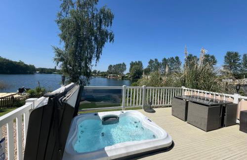 Tattershall Lakes Sunset View Caravan Lakeside, Hot Tub, Garden, Private Fishing Peg & WiFi - Foto 1