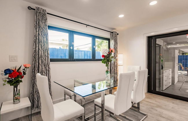 Modern Spacious Home With Pool Jacuzzi - Photo 10