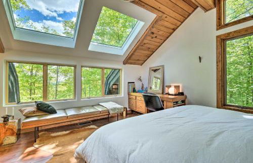 Luxe Plymouth Chalet with Indoor Pool and 3 Decks! - Foto 27