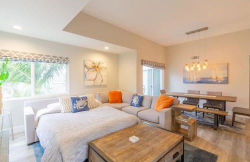 Chic Upstairs Condo Steps from Strands Beach - Foto 13