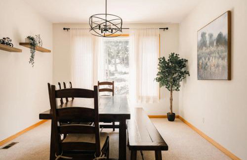 Peaceful Getaway with Hot Tub - Views - Evergreen - Foto 21