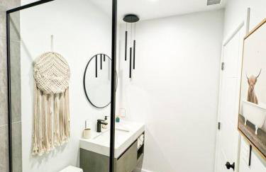 Sunny 1BR with Large Outdoor Lounge Space - SH4LAD - Foto 9