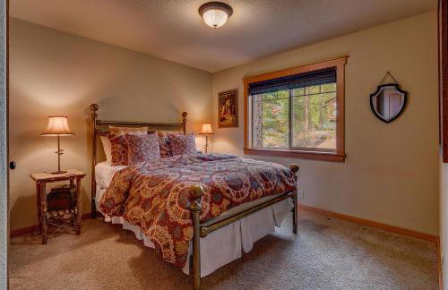 High Country Lodge by Tahoe Getaways - Tahoe Donner 4BR w Hot Tub, Air Conditioning, EV, HOA, Shuffleboard and Horse Shoe Pit - Foto 17