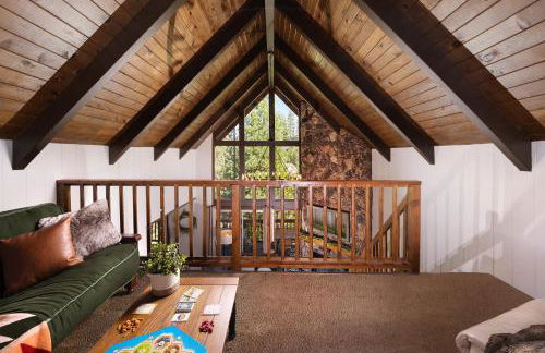 Large A-Frame Cabin (9 Beds, AC, + Lake Access) - Foto 9