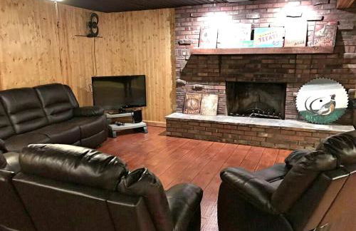 Charming Log Cabin Getaway with Private Hot Tub near Decatur, Illinois - Foto 5