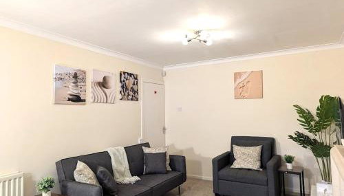 A cosy & stylish two-bed bungalow with garden & parking, close to a shopping centre, motorways and bus stops - Foto 3