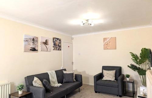 A cosy & stylish two-bed bungalow with garden & parking, close to a shopping centre, motorways and bus stops - Foto 3