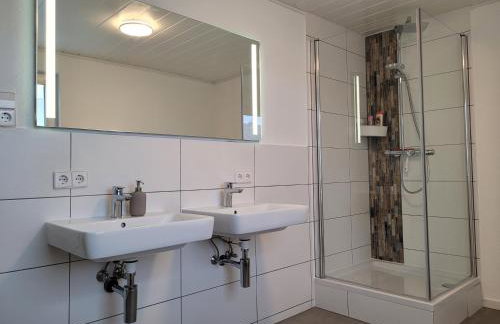 Berghof Wörner 2 Wohnungen für bis zu 20 Personen mit Balkon I Terrasse I 4 Bäder I NETFLIX I Ruhig und gemütlich wohnen - Foto 32