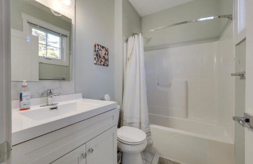 Walk to Front St! Traverse City Condo Near Skiing - Photo 15