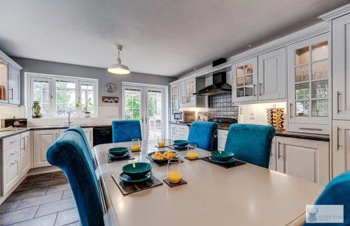 Silver Stag Properties Large 4 bed Property - Photo 25