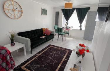 Luxe Smart Home - Basildon Serviced Accommodation - 7 Mins Walk To Basildon Town Centre, Hospital & Train Station - Foto 10