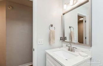 Coastal Retreat 3 Bedroom Home by RedAwning - Photo 13