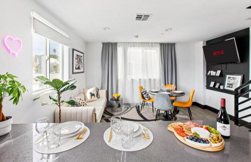 Spacious Luxury Villas in the heart of LA! Free parking and Jacuzzi - Photo 71