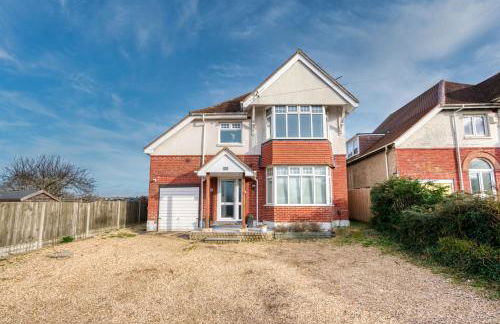 LONG TERM STAY SPECIAL OFFER AVAILABLE! 5-Bedroom Spacious, Stunning Design, Sociable Areas & Cosy House Near South Downs Park, Sleeps 11 with GAMES Room, PRIVATE PARKING and GARDEN - by Blue Puffin Stays - Foto 16