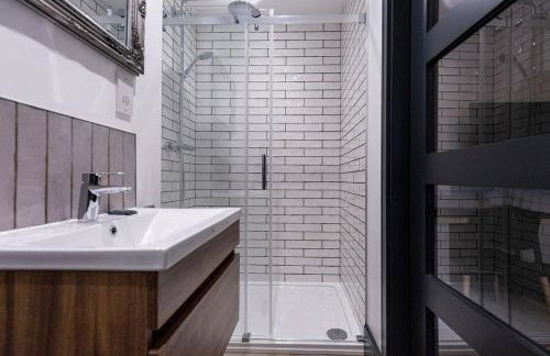 BOOTique House - Luxury Group Accommodation for 12 - Photo 51