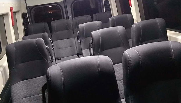 Interior de um dos veículos do transfer