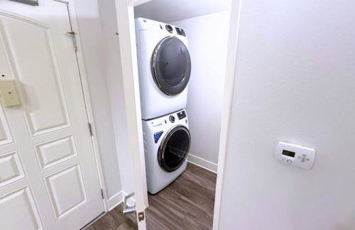 Stylish 2 Bed 2.5 Bath Condo Near Beverly Hills. - Photo 23