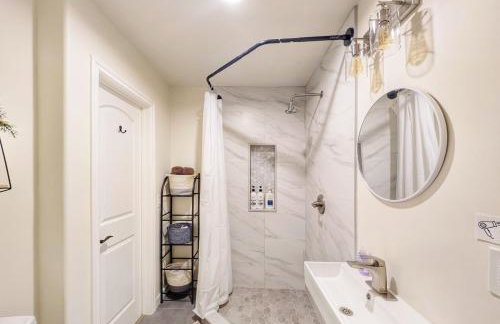 Cozy 2B1B Guest House with Private Entrance and Parking - Foto 36