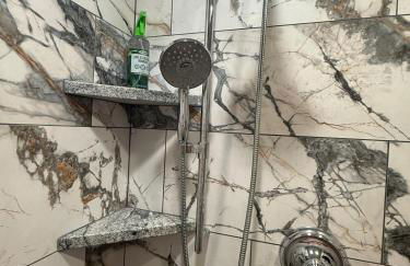 Pet Friendly Fully Furnished 1-Bedroom Oasis - Foto 12