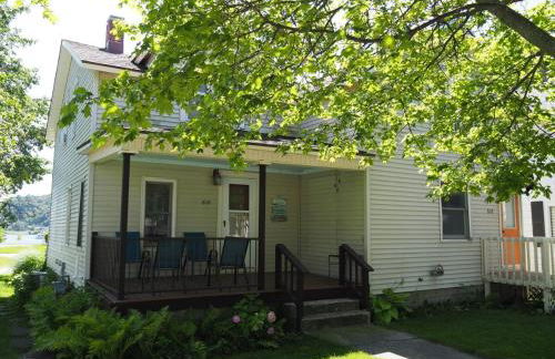 The Cute & Cozy - Lower Apt - Great Location! - Photo 1