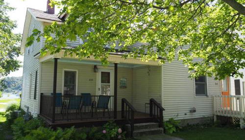 The Cute & Cozy - Lower Apt - Great Location! - Photo 1