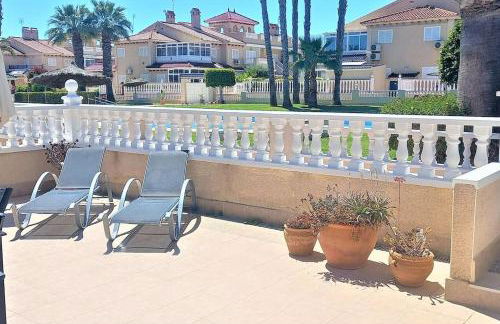 Spacious ground floor apartment overlooking the beautiful communal pool - Foto 12