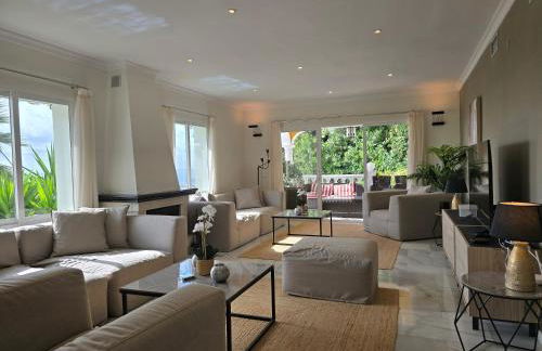 Large Family Villa 500m From Beach with Stunning Views - Photo 13