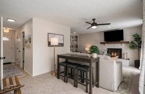 Central Family Oasis with Hot Tub & Fenced Yard - Foto 8