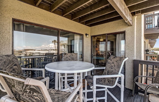 Newly Remodeled Oceanfront Condo with Salt Water Pool and Private Walkway to Beach by RedAwning - Foto 38