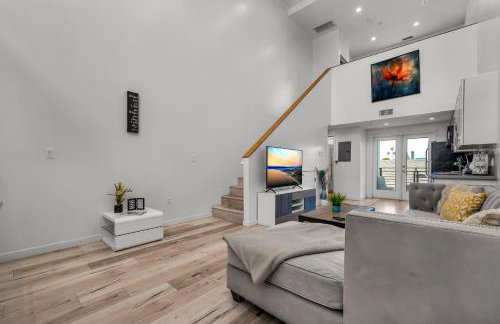 Modern 1 Bedroom Loft in Hollywood with Full Kitchen and Central AC Free Gated Parking - Photo 8