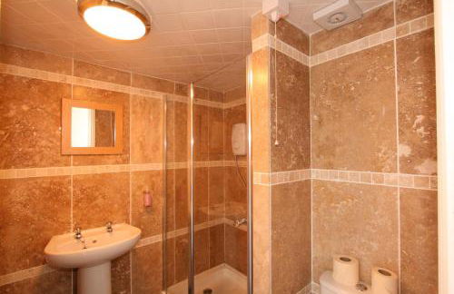 Central Studios Gloucester Road by RoomsBooked - Free Parking - Photo 7